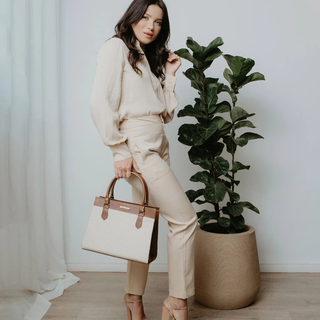 Bolsa Feminina Santorini Handbag com Alça transversal removível para ombro.