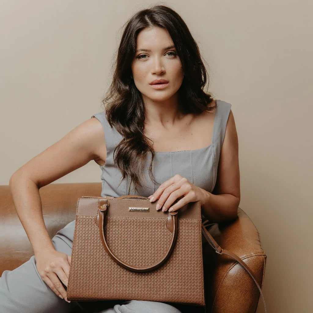 Bolsa Feminina Santorini Handbag com Alça transversal removível para ombro.